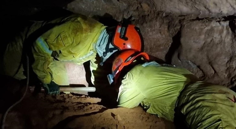 Bombeiros fazem perícia em gruta que caiu, causando a morte de nove pessoas