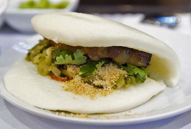 Gua Bao: comido em Singapura, Malásia, Taiwan e na Chinatown de Nagasaki, trata-se de um pãozinho cozido no vapor e recheado tradicionalmente com barriga de porco coentro e amendoins moídos.