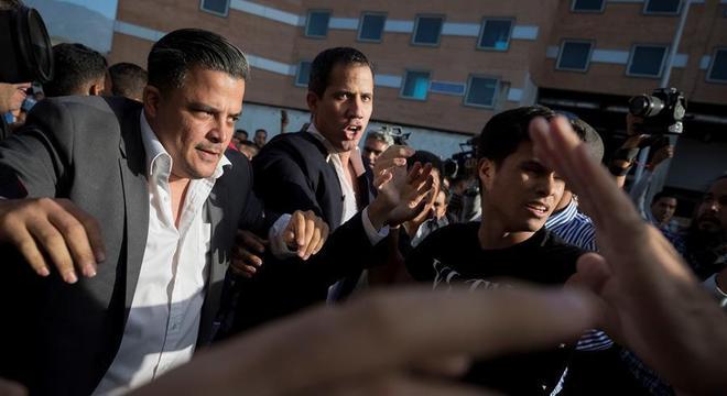 Guaidó retornou a Venezuela na terça (11) e foi recebido com protestos
