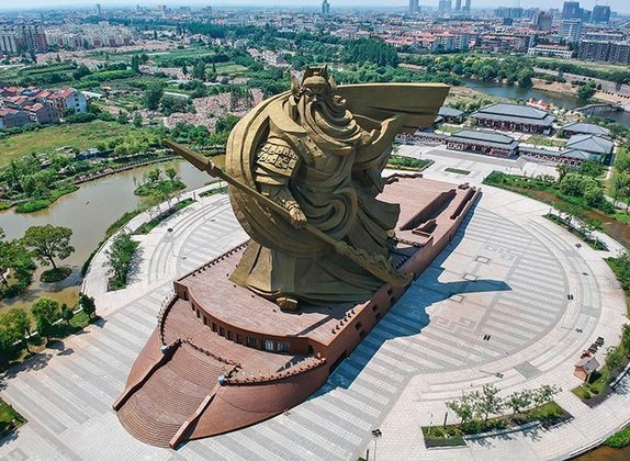 Guan Yu (China) - 58m - Fica em Jongzhou. Inaugurada em 2016.  Feita de 4 mil tiras de bronze. Retrata o general Guan Yu, que viveu no século 3 a.C.