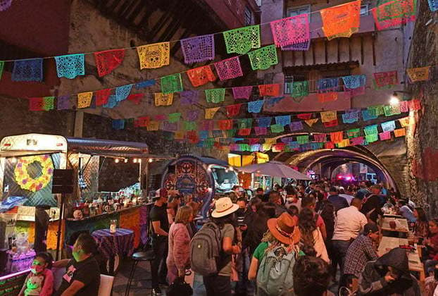 Guanajuato - A 330 km da capital, fica muito decorada, com bandeirinhas que, para os brasileiros, até lembram a decoração de festa junina (embora com formato diferente). 