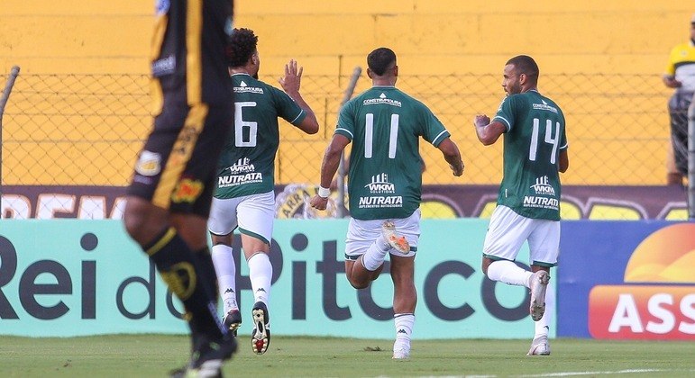 Ernando comemora com companheiros o gol marcado pelo Guarani fora de casa
