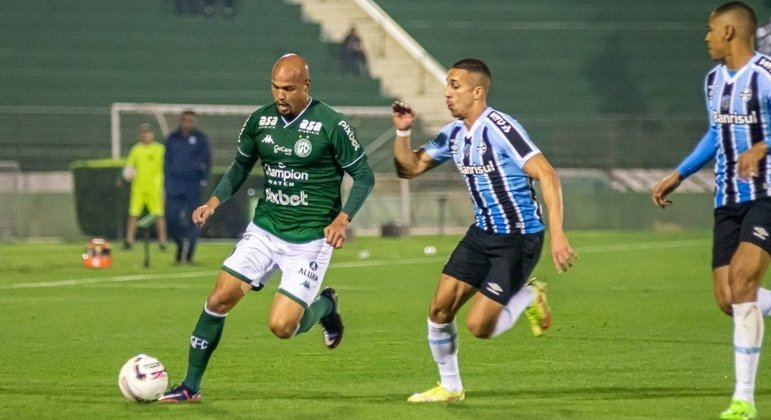 Jogadores de Guarani e Grêmio disputam lance em jogo