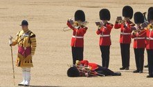 Viralizou: guarda real persistente tenta tocar trombone no chão após desabar durante desfile
