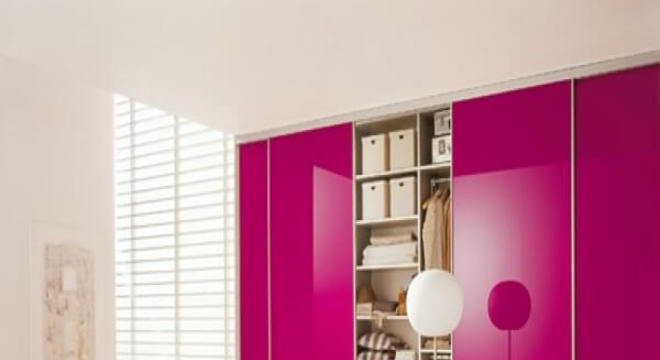 Guarda roupa cor de rosa fúcsia