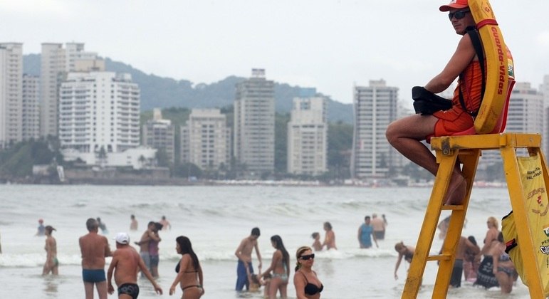 Guarda-vidas em praia no Guarujá. Afogamentos cresceram em 2022