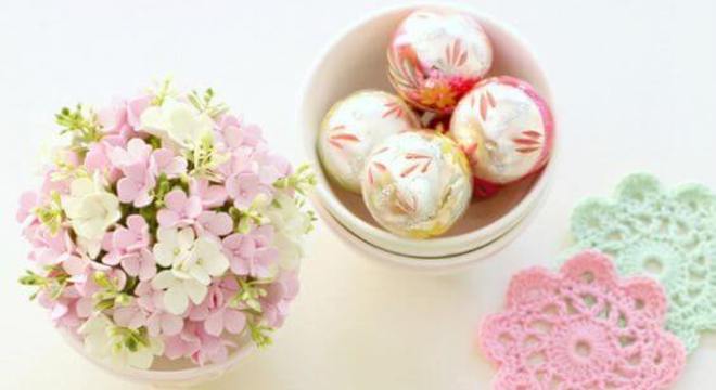 Guardanapo de tecido simples e lindo com flores rosa na mesa