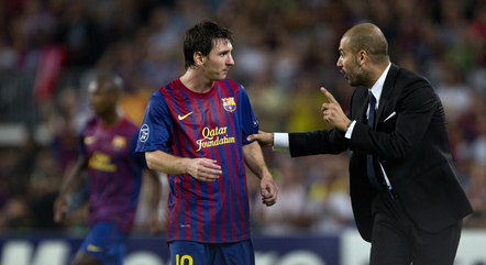 Messi ouve instruções de Guardiola, quando ambos eram do Barcelona
