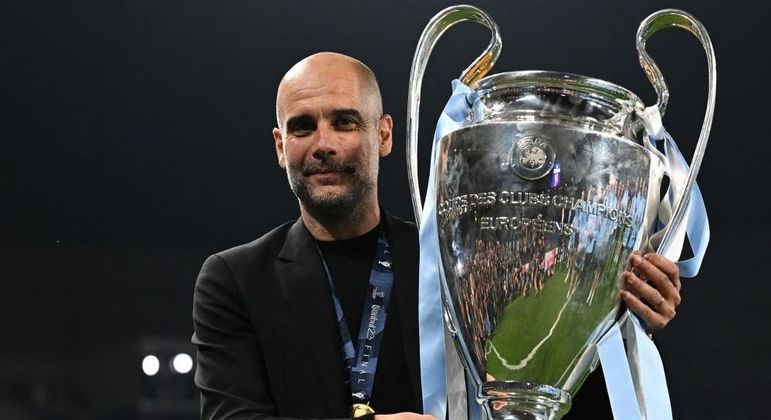 Guardiola e o troféu conquistado pelo Manchester City neste sábado (10)