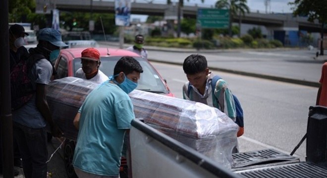 População ajuda no resgate de mortos em Guayaquil no Domingo de Páscoa