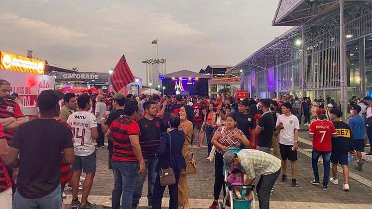 Guayaquil está em festa com a chegada das torcidas de Flamengo e Athletico, que definem a Libertadores na cidade no próximo sábado. Na galeria, veja imagens das torcidas!