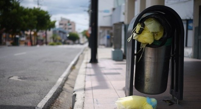 Sobras perigosas de quem lida com infectados e mortos estão por toda a cidade