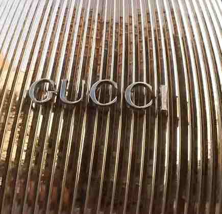 Gucci é uma casa de moda de luxo italiana com sede em Florença, Itália. Suas linhas de produtos incluem bolsas, roupas, calçados e acessórios, maquiagem, fragrâncias e decoração de casa. Foi fundada por Guccio Gucci (1881-1953) em 1921.