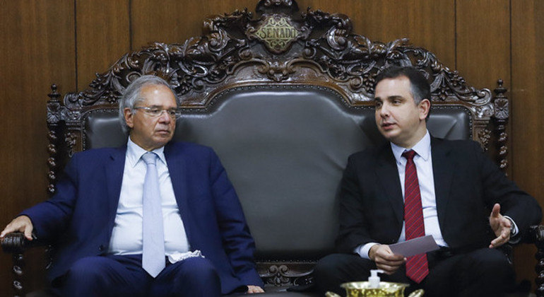 Ministro Paulo Guedes e presidente em exercício, Rodrigo Pacheco; foto do dia 5/10/2021