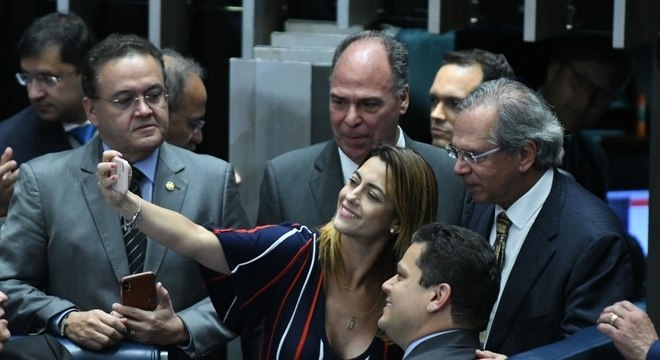 A senadora Soraya Thronicke (PSL-MS) tira 'selfie' com o ministro Guedes 