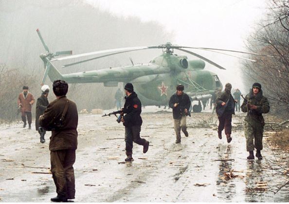 Guerra da Chechênia (1991-1996) - A Chechênia declarou sua independência e a Rússia não aceitou e destruiu a capital Grozny. Houve denúncia de assassinatos em massa de civis, além de estupros e torturas. Apesar da superioridade bélica, o Exército Russo teve que se retirar. Estimam-se mais de 100 mil civis mortos.  