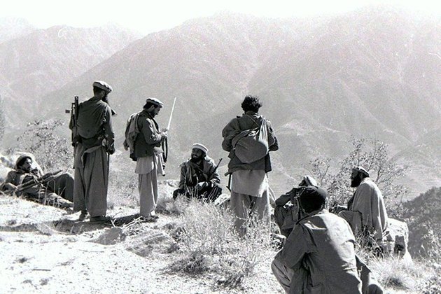 Guerra do Afeganistão (1979 -1989) - A União Soviética invadiu o Afeganistão para impor o Comunismo combatido por grupos no país. Os EUA apoiaram as forças anticomunistas e propiciaram o crescimento de grupos afegãos que, mais tarde, se voltariam contra os americanos na Era dos Talibãs. 