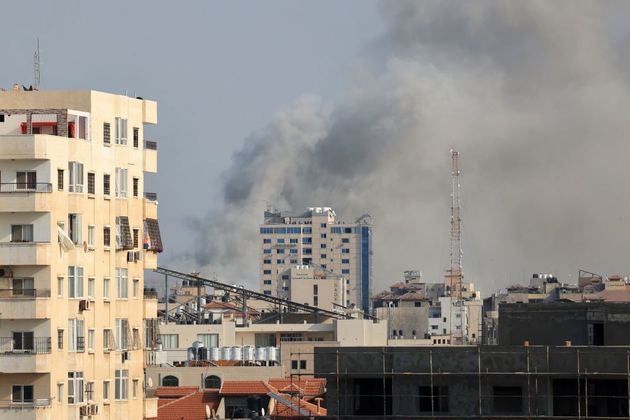 Já com o dia claro ainda é possível ver a coluna de fumaça sobre prédios em Gaza