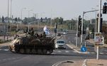 Tanque de guerra israelense cruza estrada no sul do país