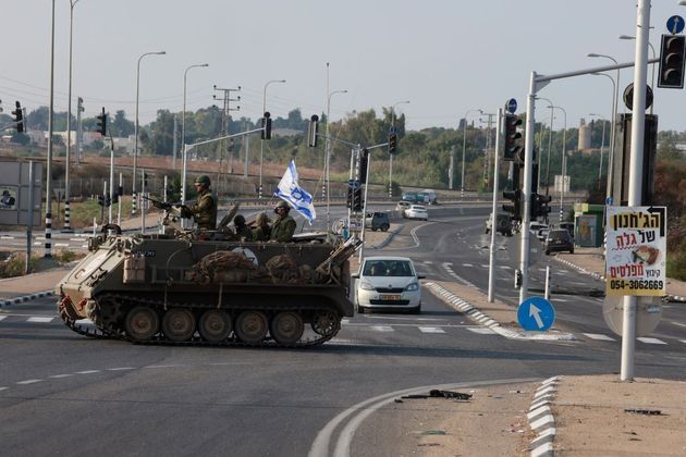 Tanque de guerra israelense cruza estrada no sul do país