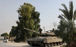 Tanque de guerra israelense circula neste domingo (8) na cidade de Sderot, no sul do país, região próxima à Faixa de Gaza
