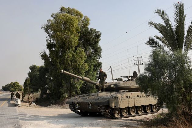 Tanque de guerra israelense circula neste domingo (8) na cidade de Sderot, no sul do país, região próxima à Faixa de Gaza