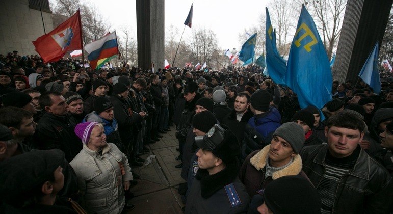 Policiais dividem ucranianos e separatistas da Crimeia, em 2014