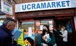 Membros da comunidade ucraniana em Madri, na Espanha, recebem, em um supermercado também ucraniano, remédios e roupas para enviar ao seu país