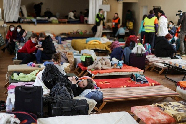 Crianças que fugiram da Ucrânia descansam em um abrigo, em meio à invasão da Rússia na Ucrânia, em Ubla, Eslováquia