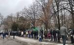 Moradores locais fazem fila para receber comida na área de um hospital em Kharkiv, enquanto a invasão russa da Ucrânia continua
