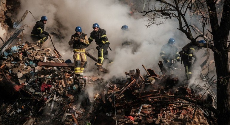 A guerra na Ucrânia completa oito meses e país vê conflito se intensificar