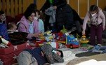 Em Ubla, Eslováquia, pessoas que fugiram da Ucrânia descansam em um abrigo no ginásio de uma escola