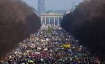 Centenas de manifestantes se reúnem durante um protesto antiguerra, depois que a Rússia lançou uma operação militar maciça contra a Ucrânia, em Berlim, Alemanha