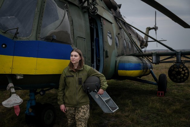 Em uma ocasião, um comandante de brigada ficou tão indignado com uma mulher comandante de uma bateria de artilharia que a menosprezou diretamente. 