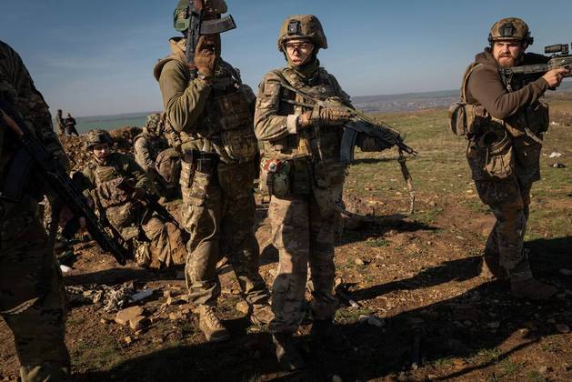 Na linha de frente, elas operam sob o mesmo manto de medo e apreensão que os soldados homens. No abrigo fortificado, úmido e frio, no qual Bruxa e uma de suas equipes de morteiros passavam a maior parte do dia, eles esperavam praticamente no escuro no porão – acender as luzes significaria que a tripulação não poderia se adaptar rapidamente à escuridão se precisasse sair para abrir fogo