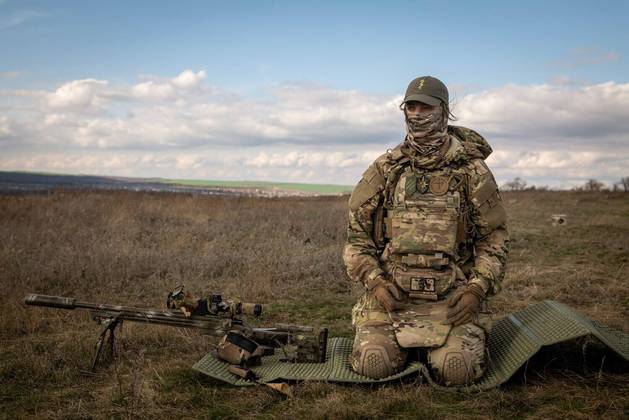 Ao contrário dos homens, não existe serviço militar obrigatório para as mulheres na Ucrânia, exceto para as que possuem formação em medicina ou farmácia. Mas, ainda assim, elas ocupam um número crescente de cargos no Exército: médicas de combate em unidades de assalto; artilheiras superiores; atiradoras de elite; comandantes de unidades de tanques e baterias de artilharia, e pelo menos uma copilota de uma equipe de evacuação médica que sonha em se tornar a primeira pilota de helicóptero de combate da Ucrânia. Dezenas delas foram feridas em confronto, e algumas morreram ou foram capturadas