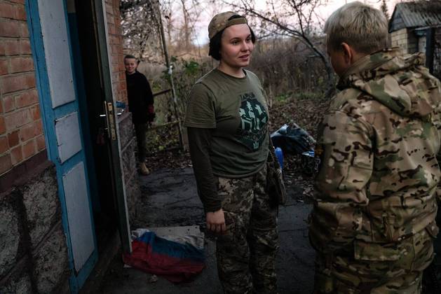 À medida que a Ucrânia luta contra os ferozes ataques russos e suas perdas aumentam, o número de mulheres que se juntam às Forças Armadas tem aumentado, e elas estão cada vez mais se voluntariando para funções de combate. O Exército ucraniano também tem se empenhado para recrutar mais mulheres e preencher suas fileiras