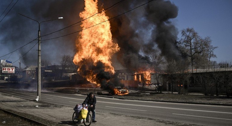 Bombardeios em cidades ucranianas continuam dia após dia nestes seis meses de guerra