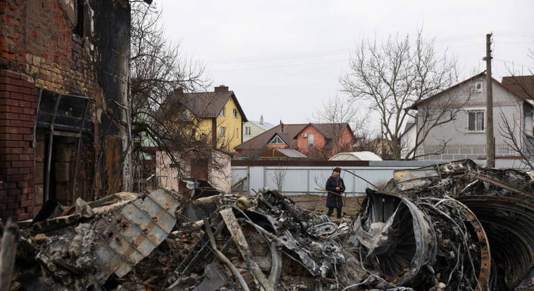 Cidades ucranianas devastadas após ataques russos que começaram na quinta-feira (24)