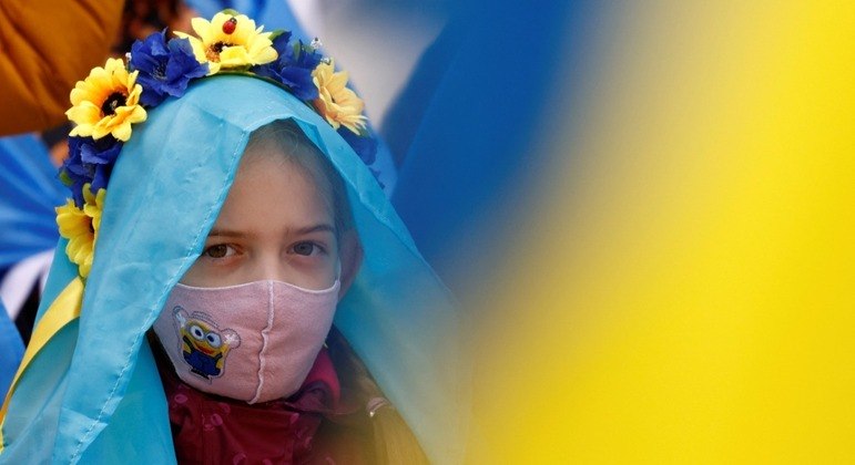 Garota ucraniana, com adereços nas cores oficiais do país, azul e amarelo
