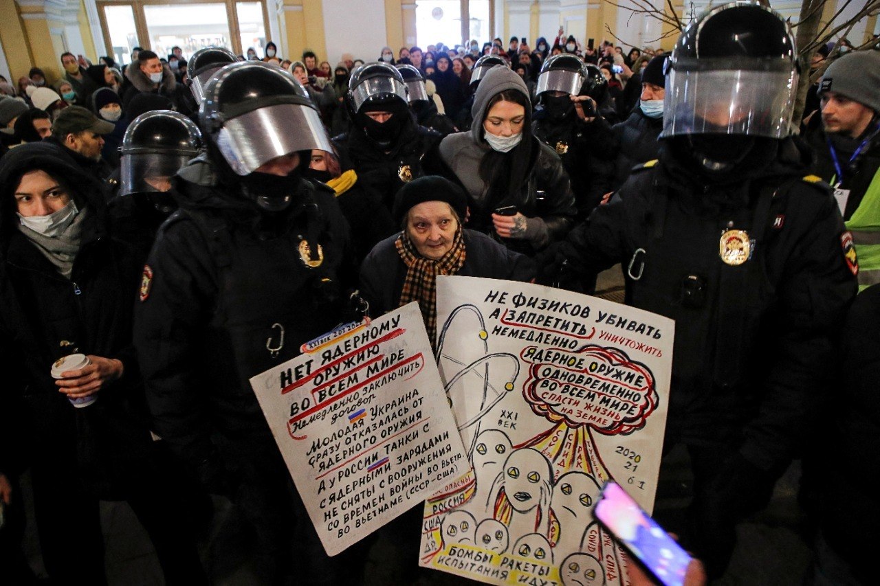 Yelena Osipova, 77 anos, presa durante protestos na Rússia (Reuters)