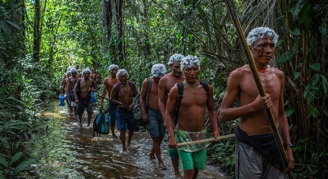  Guerreiros Yanomami cruzam riacho durante um encontro de lideranças na comunidade watoriki, na Terra Indígena Yanomami, em novembro de 2019
