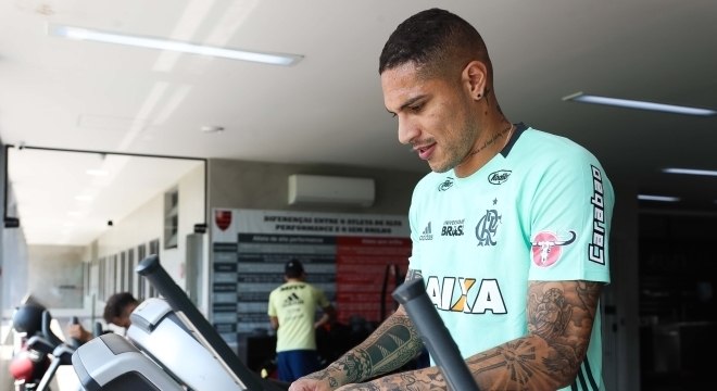 Guerrero é aguardado no Flamengo nesta terça-feira (20) para voltar aos treinos