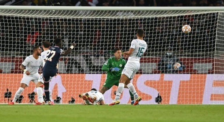 O chute violento. A bola fugindo de Ederson. E indo, sem piedade, para o ângulo. Gol lindíssimo