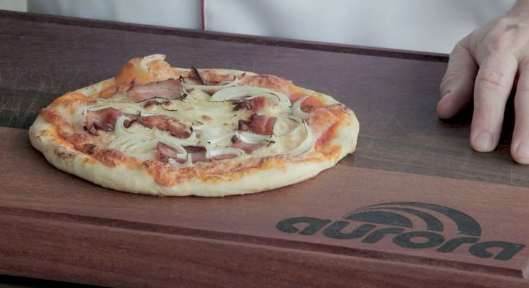 A pizza de bacon com produtos Aurora é uma opção deliciosa para fazer em casa