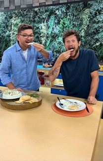 Guga Rocha homenageia Dudu Pelizzari, de Reis, com pizza especial (Divulgação/RecordTV)