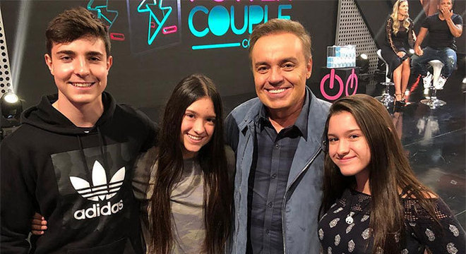 Gugu abraçado com os filhos João, Marina e Sofia