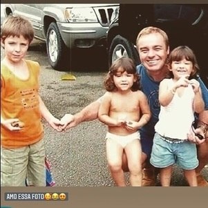 Marina postou foto com o pai e os irmãos, ainda crianças