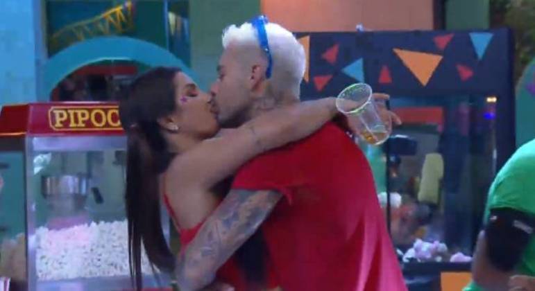 Gui Araujo e Marina Ferrari se beijam durante festa