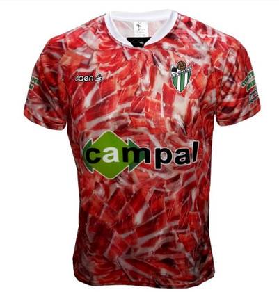 Guijuelo - Espanha - Adotou na temporada 2015/16 uma camisa estampada de presunto cru (isso mesmo!) para ficar de boaça com seu patrocinador máster, o maior abatedouro de bovinos e suínos da cidade. 
